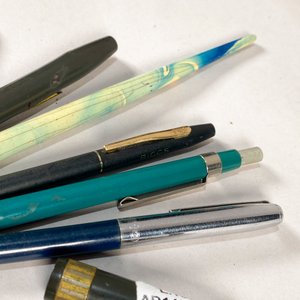 Lote de 6 Utensilios de Escritura: Pluma Fuente, Bolígrafos y Lápiz Mecánico - imagen 3