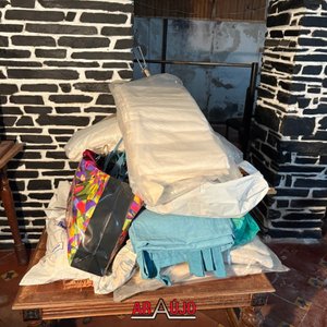 Lote de Telas, Perchas y Tabla de Planchar para Restaurar - imagen 1