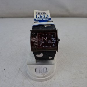 Lote siguiente: Reloj Pulsera Q&Q Quartz Water Resist Caja Plateada Cuadrante Bordó con Corazones y Flores
