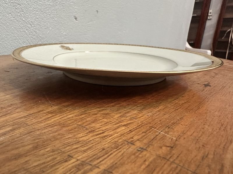Platos de porcelana con adornos dorados - imagen 4