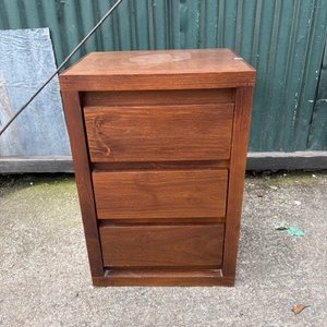 Lote siguiente: Mesa de Luz de Madera con 3 Cajones