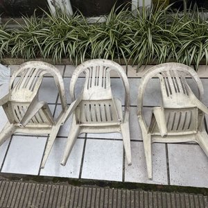 Lote de 3 Sillas Plásticas Blancas para Exterior - imagen 3