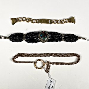 Tres Pulseras Diferentes: Dos Enchapadas y Una de Cuentas Negras con Piedra - imagen 2