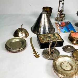 Lote de Utensilios y Decoración Metálica: Colador, Hielera, Bandejas y Más - imagen 4