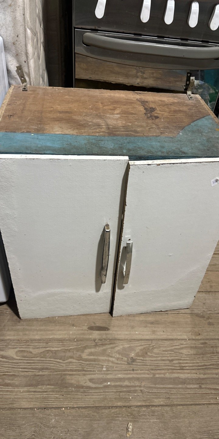 Mueble de Cocina Blanco con Puertas y Tiradores Metálicos