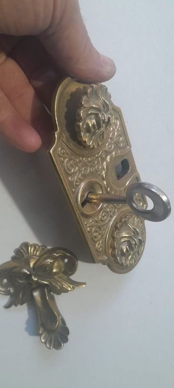 Antigua Cerradura en Bronce con figuras Mitológicas y llave - imagen 2