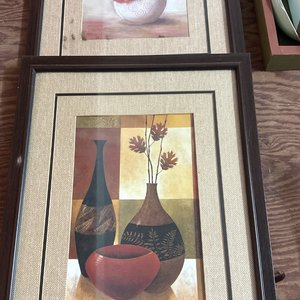 Lote siguiente: Dos Cuadros Decorativos con Jarrones y Flores