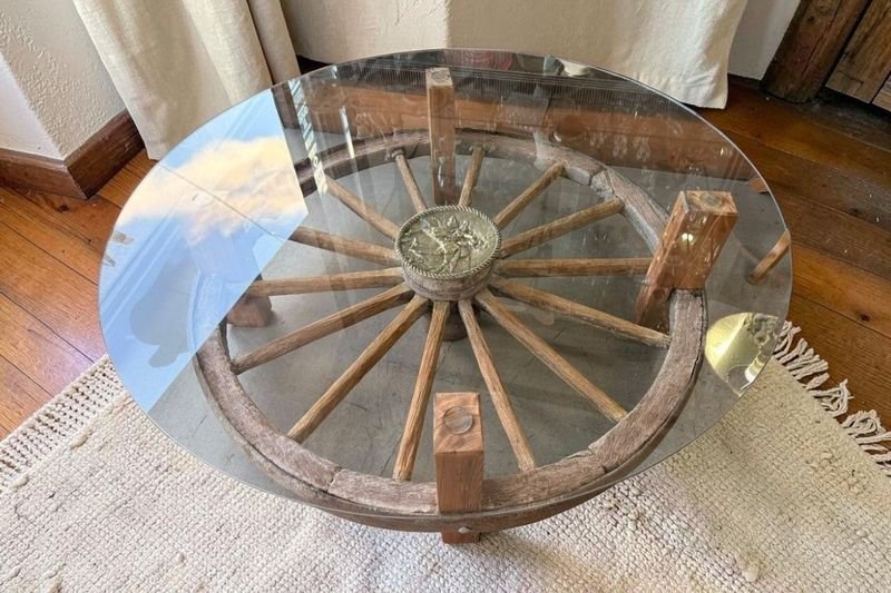 Mesa Ratona Rústica con Rueda de Carro Original y Tapa de Vidrio