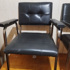 Dos sillas escritorio con posabrazos - imagen 4