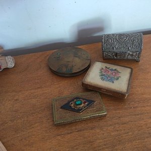 Lote de Adornos Indígenas y Cajas Antiguas para Maquillaje - imagen 5