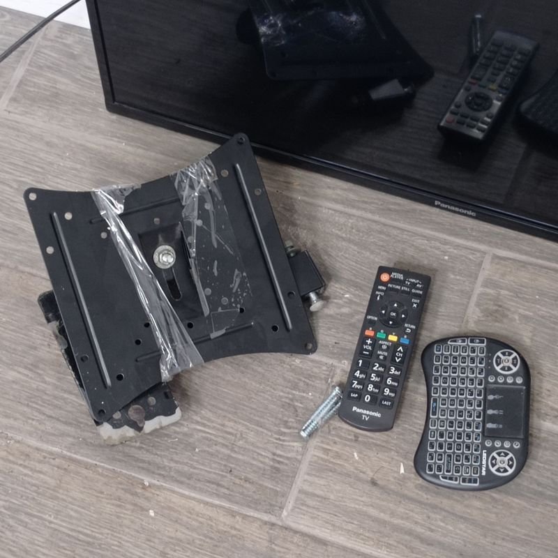 Tv led marca Panasonic de 32 pulgadas con soporte y teclado - imagen 2