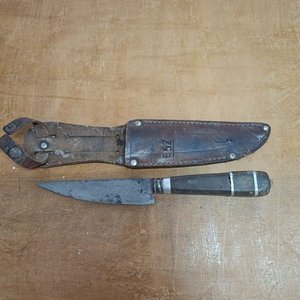 Lote siguiente: Antiguo Cuchillo con Vaina de Cuero