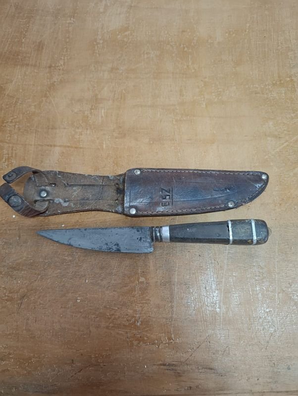Antiguo Cuchillo con Vaina de Cuero