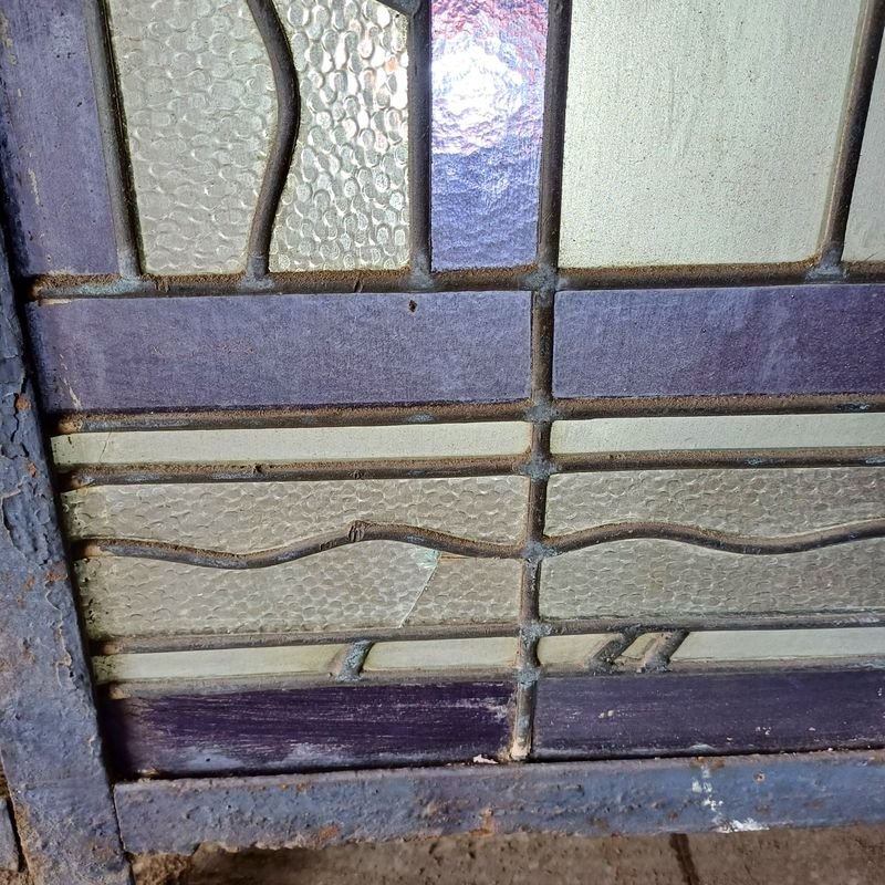 Ventana de hierro con vitrales y marco arqueado - imagen 3