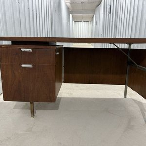 Lote anterior: Escritorio de Madera Oscura con Cajonera Metálica y Tiradores