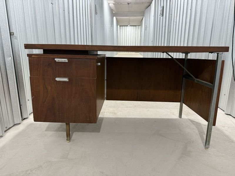 Escritorio de Madera Oscura con Cajonera Metálica y Tiradores