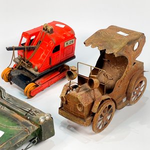 Lote de 3 Juguetes de Chapa Antiguos: Cachila, Retroexcavadora y Tanque de Guerra - imagen 2
