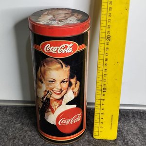 Lata Grande Coca-Cola Vintage con Imagen de Mujer - imagen 2