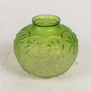 Lote siguiente: Florero Art Decó Verde con Diseño Floral