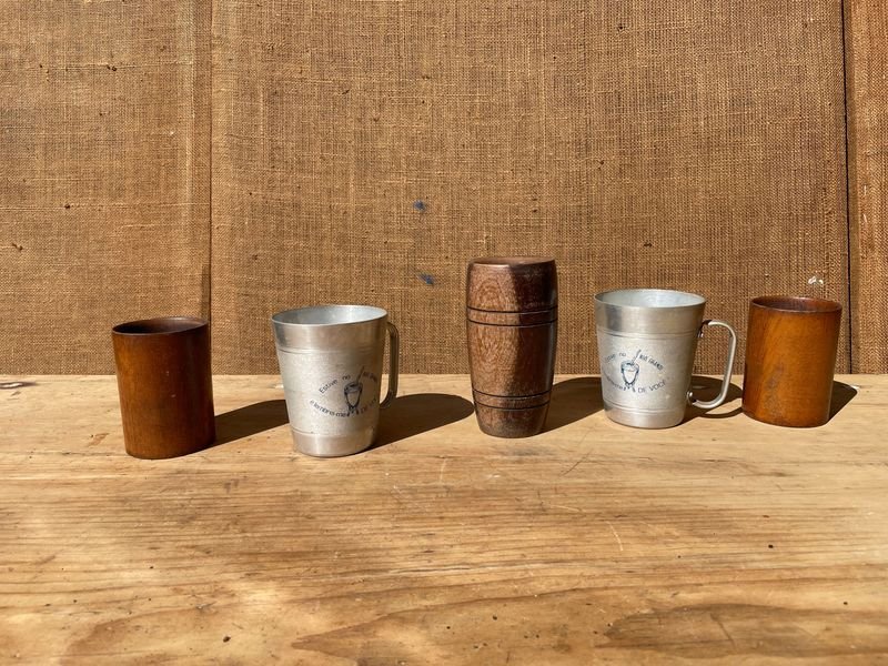 JARRAS DE ALUMINIO Y VASOS DE MADERA