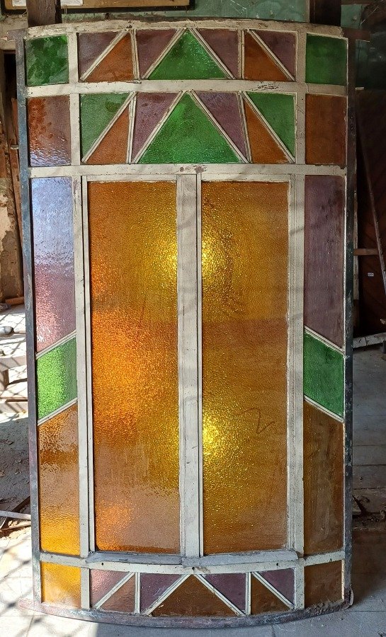 Lote anterior: Ventana antigua curva con vidrio fantasía de colores