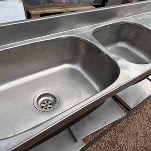Mesada de Acero Inoxidable con Doble Bacha y Estructura Metálica - imagen 3