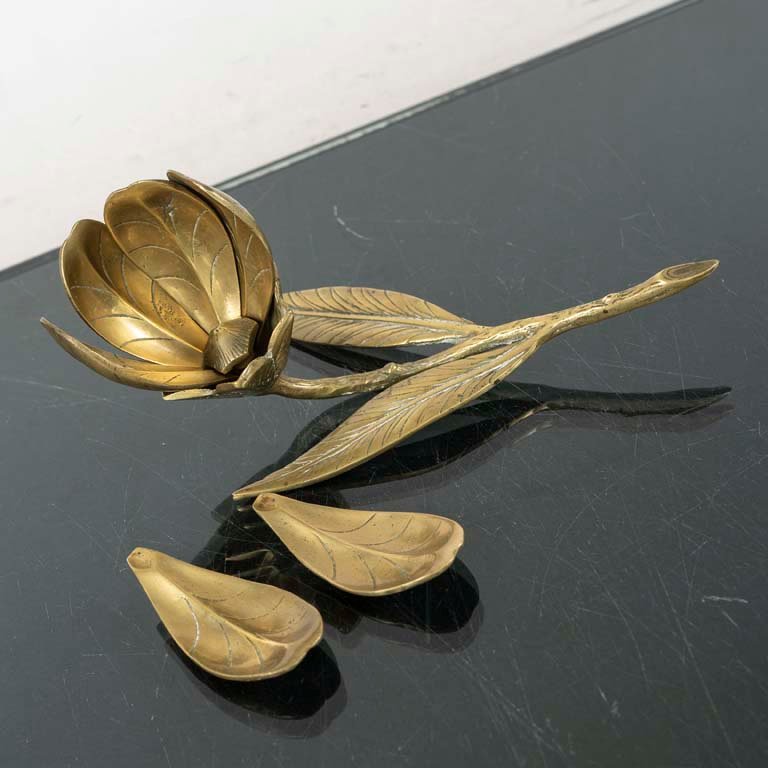 Cenicero de bronce con forma de flor - imagen 2