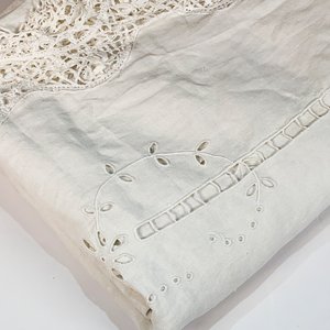 Mantel de Hilo Blanco Calado con Puntillas Laterales - 180x260 cm - imagen 3
