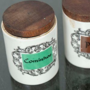 Set de 3 Frascos para Condimentos de Porcelana con Tapa de Madera - imagen 2