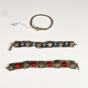 Lote siguiente: Tres Pulseras Metálicas con Detalles de Piedras