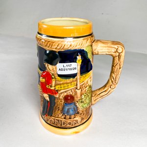 Dos Jarras Cerveceras de Cerámica Japonesa con Escenas de Londres - imagen 2