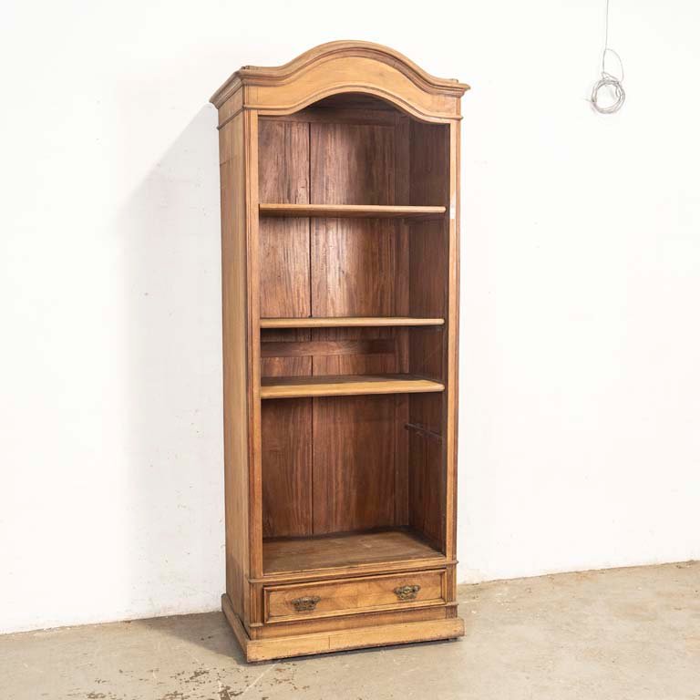 Estante de madera con detalles y molduras verticales - imagen 1
