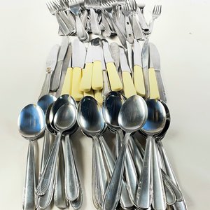 Lote anterior: Lote de Cubiertos: Cucharas Soperas, Tenedores y Cuchillos
