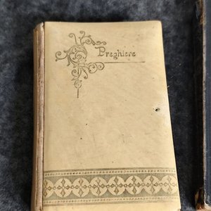 Lote de 7 piezas religiosas: Sagrado Corazón, Virgen de la Medalla Milagrosa, libros y más - imagen 5