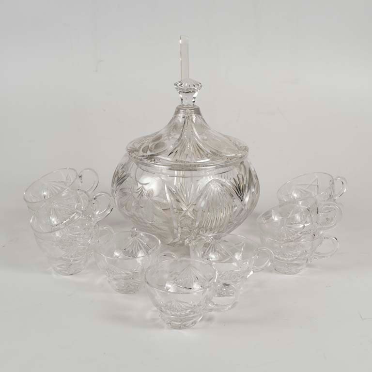 Lote anterior: Ponchera de cristal tallado con cucharon y tazas