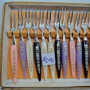 Juego Vintage de 12 Tenedores para Postre con Mangos Grabados y Soporte de Brochetas Decorativo - imagen 3