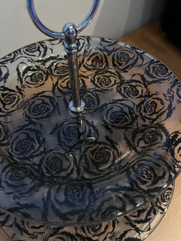 Masitero de vidrio con flores en negro como nuevo - imagen 2