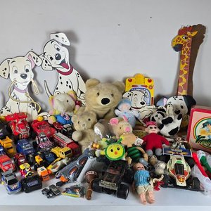 Lote siguiente: Gran Lote de Juguetes Vintage: Autos, Peluches y Figuras