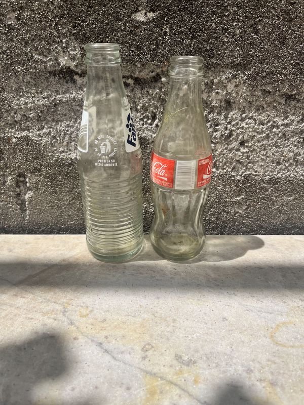 Dos botellas de vidrio - Fanta y Coca Cola - imagen 6