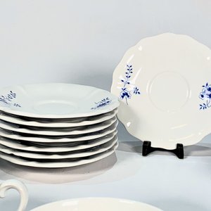 Once Tazas de Losa Blanca con Decoración Floral Azul y Ocho Platillos - imagen 2