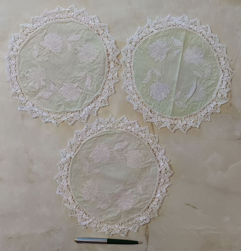 Lote siguiente: Tres carpetas con bordado de flores