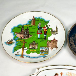 Tres piezas de porcelana: dos platos decorativos y fuente con monograma - imagen 4