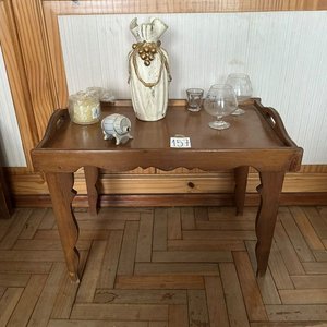 Lote anterior: Mesita de Madera con Florero y Adornos