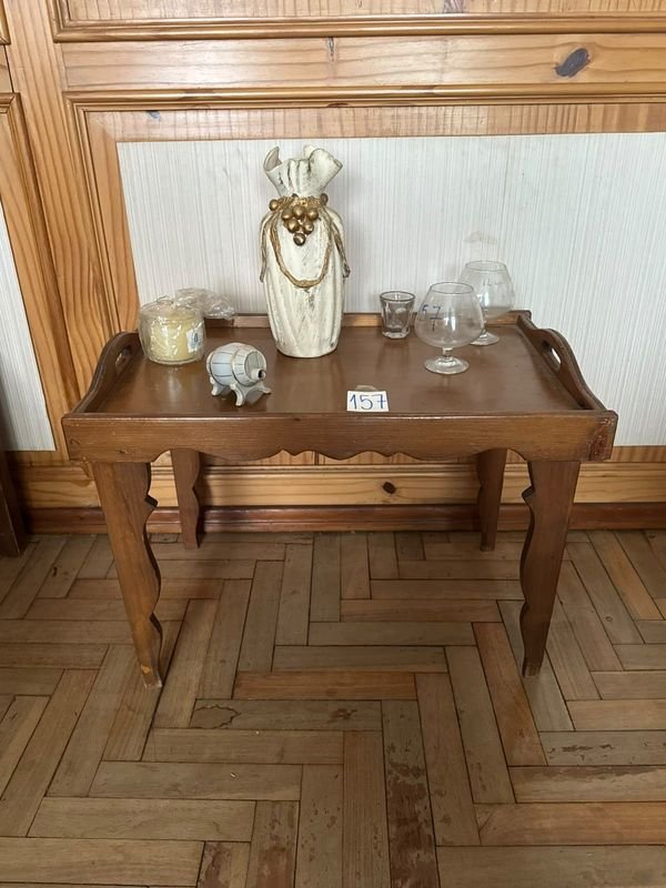 Mesita de Madera con Florero y Adornos
