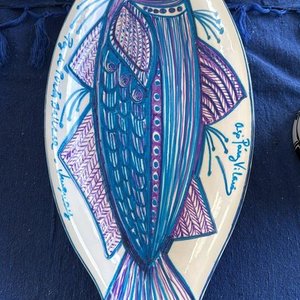 Plato Decorativo Cerámico Original con Diseño de Pez Pintado a Mano - imagen 2