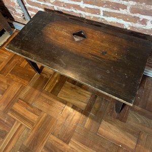 Mesa Ratona Rectangular de Madera Oscura con Detalle Diamantado - imagen 4
