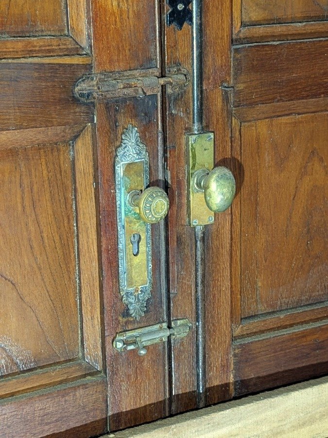 Puerta arqueada de madera con panelado en cedro y marco de pinotea - imagen 9