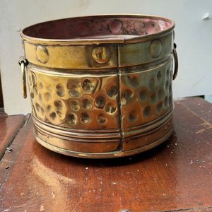 Lote siguiente: Macetero Ovalado de Bronce Martillado con Asas