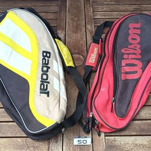 Lote siguiente: Dos fundas para raquetas de tenis Babolat y Wilson con cierres y correas,  con detalles de uso