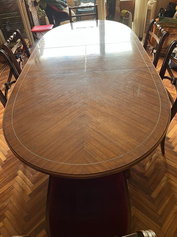 Mesa de madera con sillas extendible
